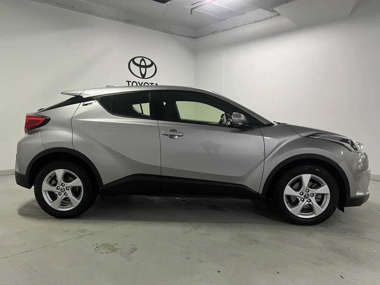 2017 TOYOTA C-HR Gallery Image 4