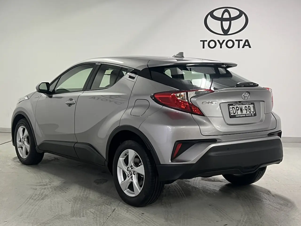 2017 TOYOTA C-HR Gallery Image 8