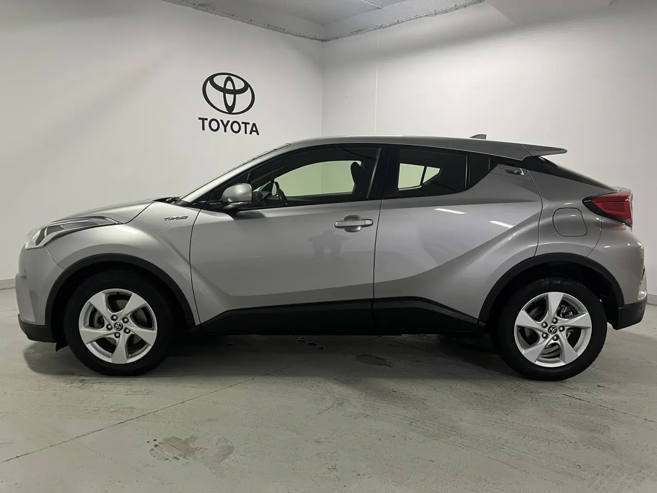 2017 TOYOTA C-HR Gallery Image 9