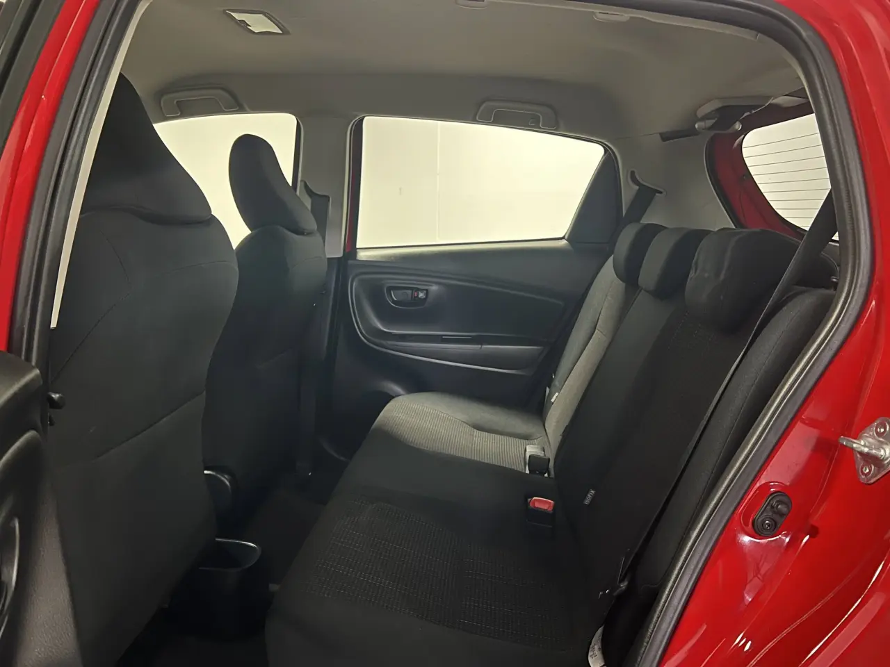 2017 TOYOTA YARIS Gallery Image 13