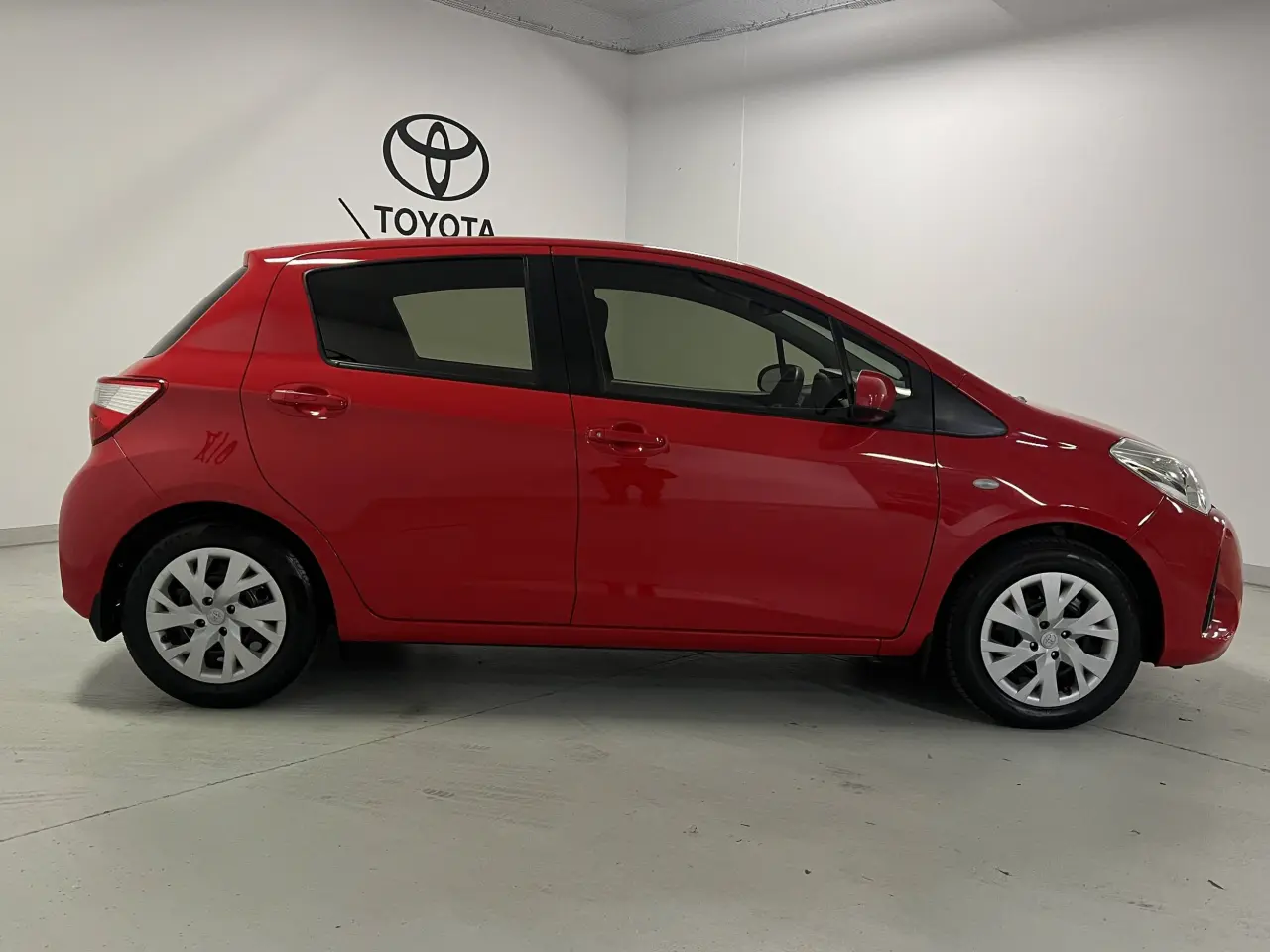 2017 TOYOTA YARIS Gallery Image 4