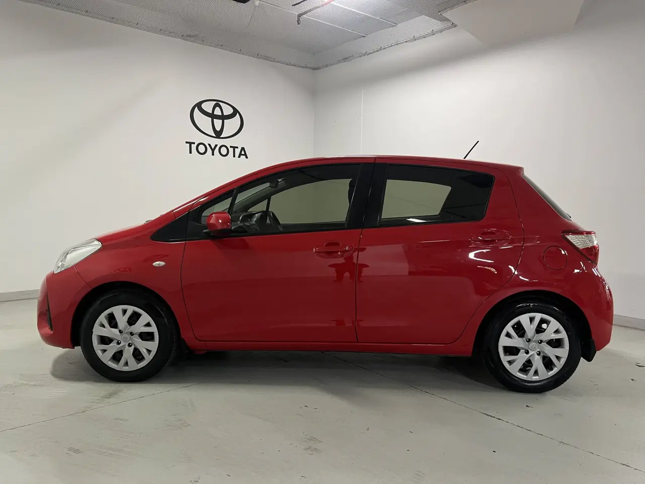 2017 TOYOTA YARIS Gallery Image 9