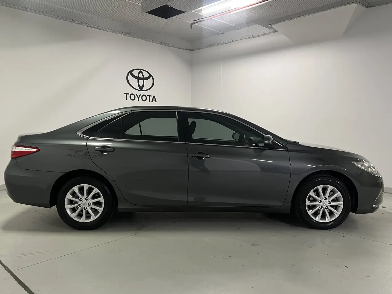 2016 TOYOTA CAMRY Gallery Image 4