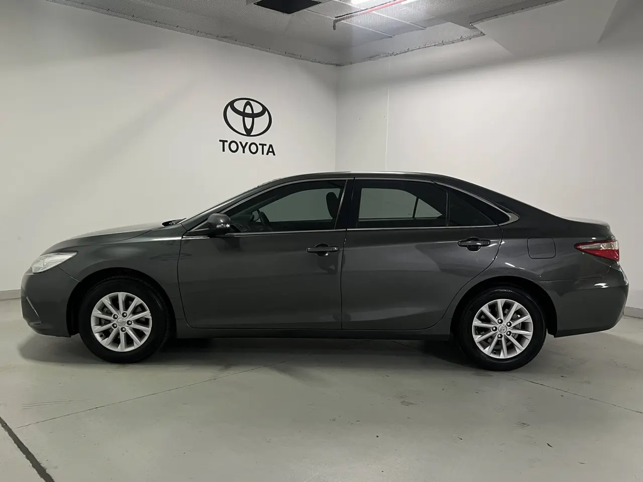2016 TOYOTA CAMRY Gallery Image 9
