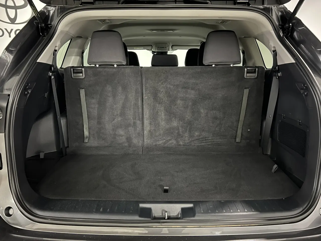 2022 TOYOTA KLUGER HYBRID Gallery Image 13