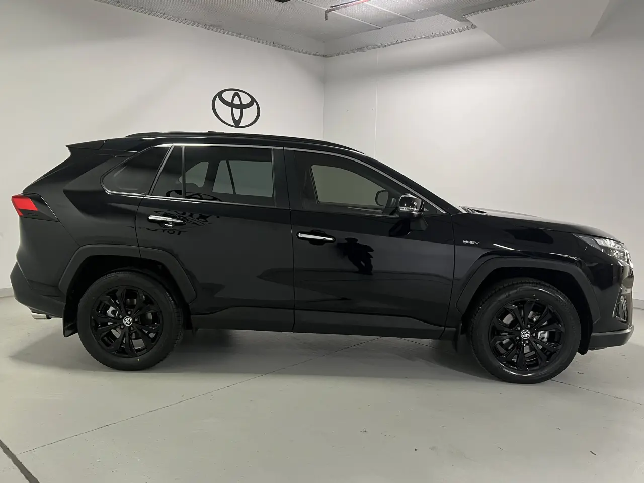 2025 TOYOTA RAV4 HYBRID Gallery Image 4