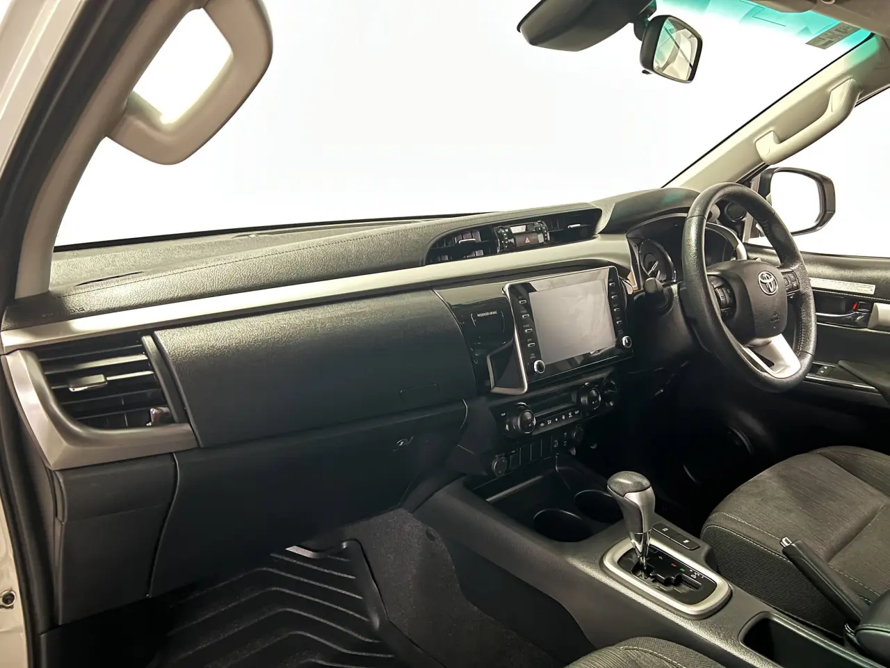 2023 TOYOTA HILUX Gallery Image 14