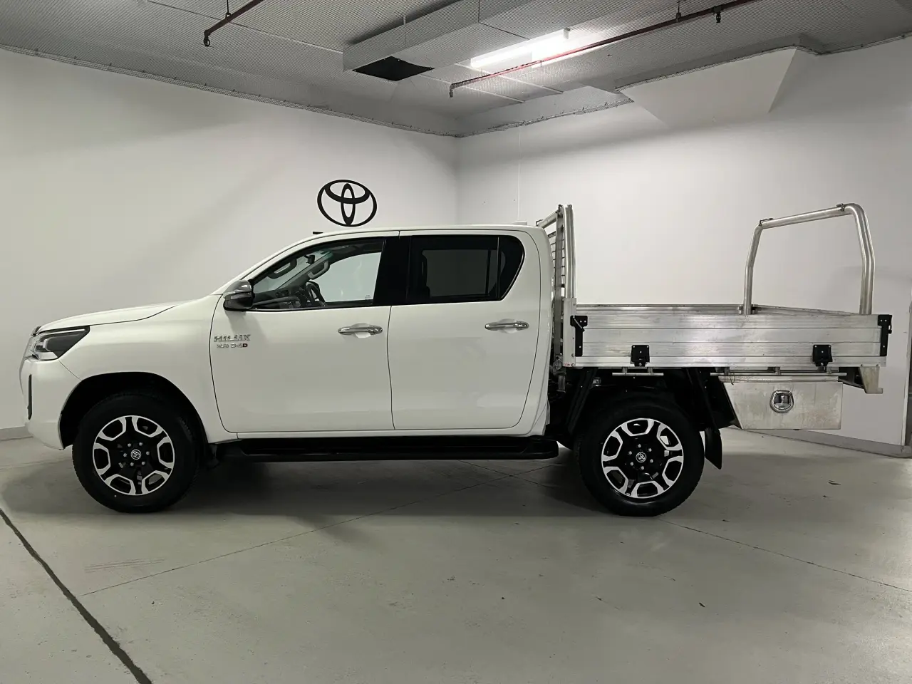 2023 TOYOTA HILUX Gallery Image 9