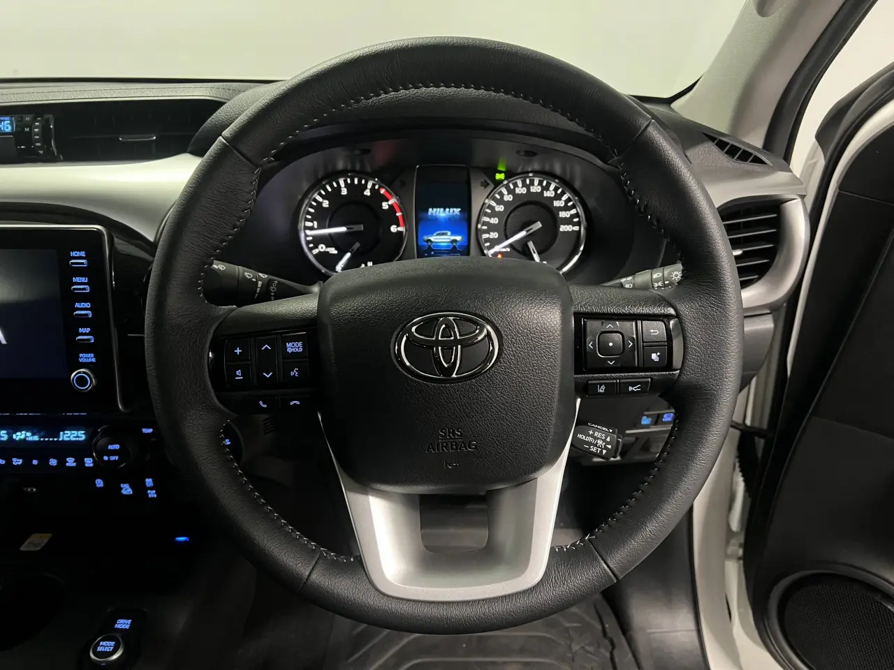 2024 TOYOTA HILUX Gallery Image 17