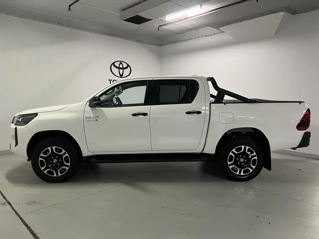 2024 TOYOTA HILUX Gallery Image 9