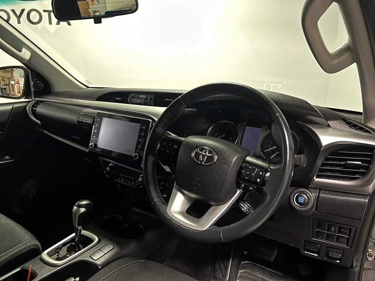 2022 TOYOTA HILUX Gallery Image 10