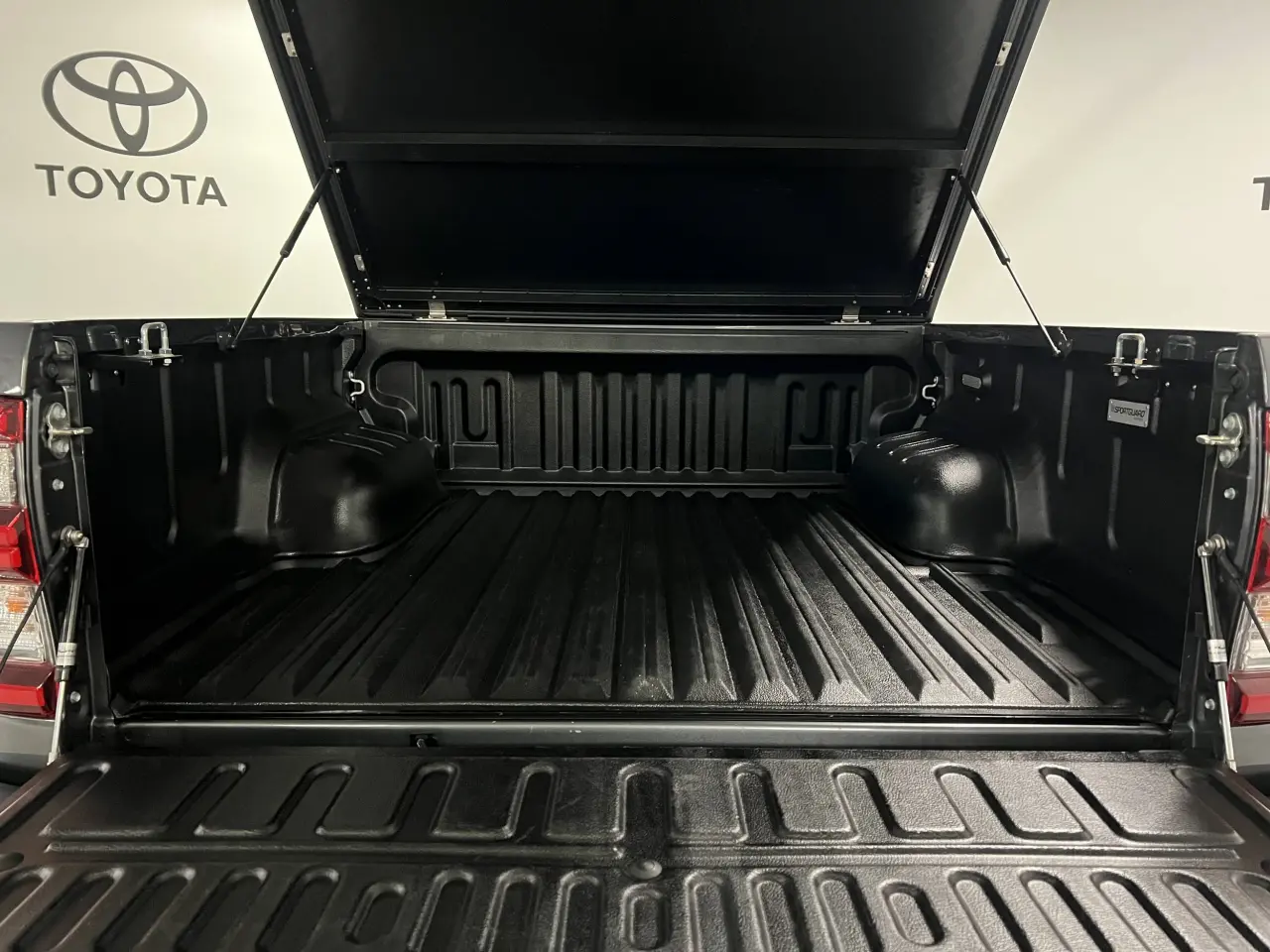 2022 TOYOTA HILUX Gallery Image 13