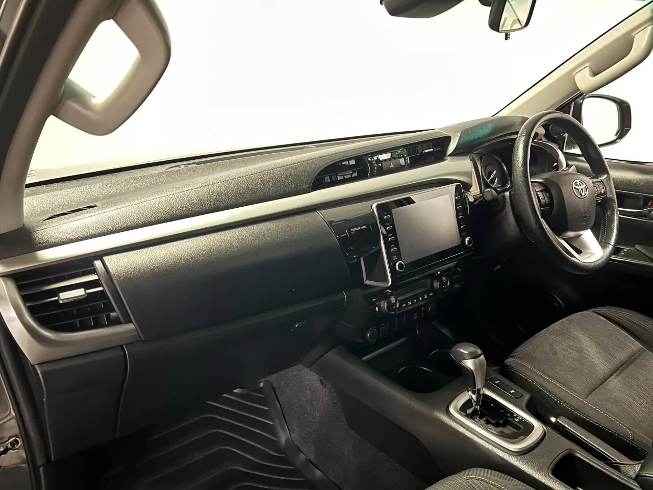 2022 TOYOTA HILUX Gallery Image 15