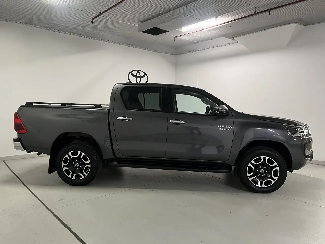 2022 TOYOTA HILUX Gallery Image 4