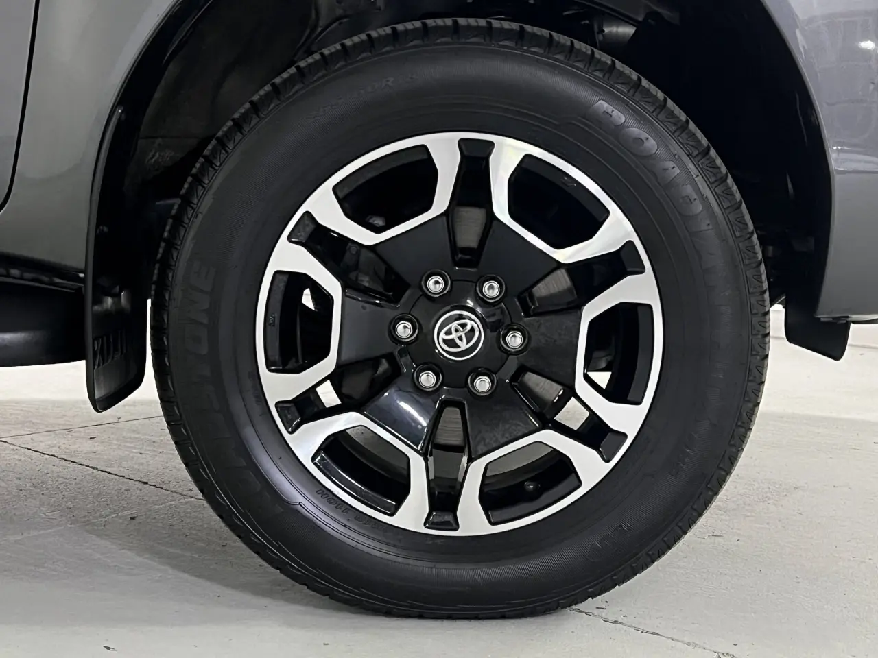 2022 TOYOTA HILUX Gallery Image 5
