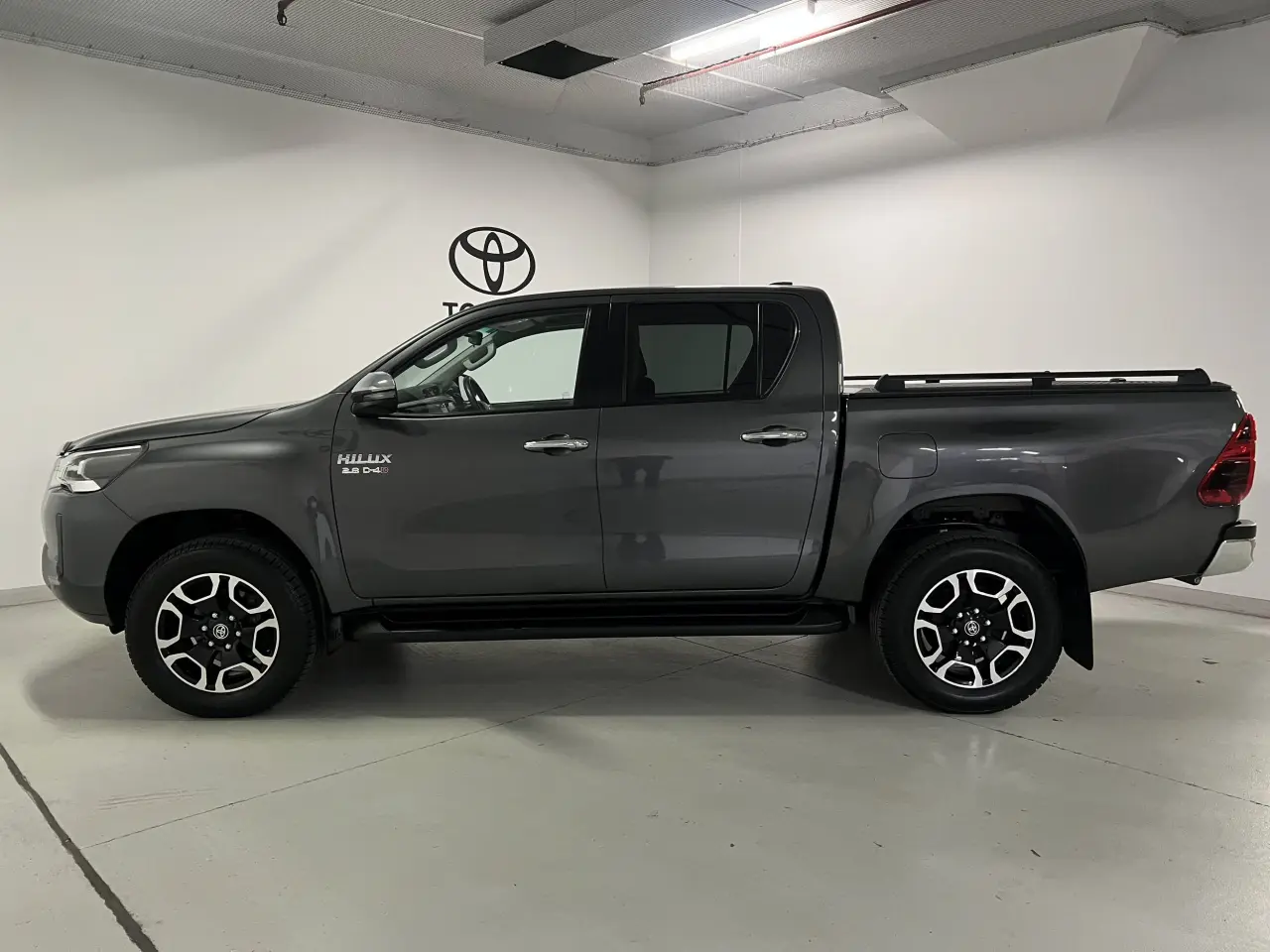 2022 TOYOTA HILUX Gallery Image 9