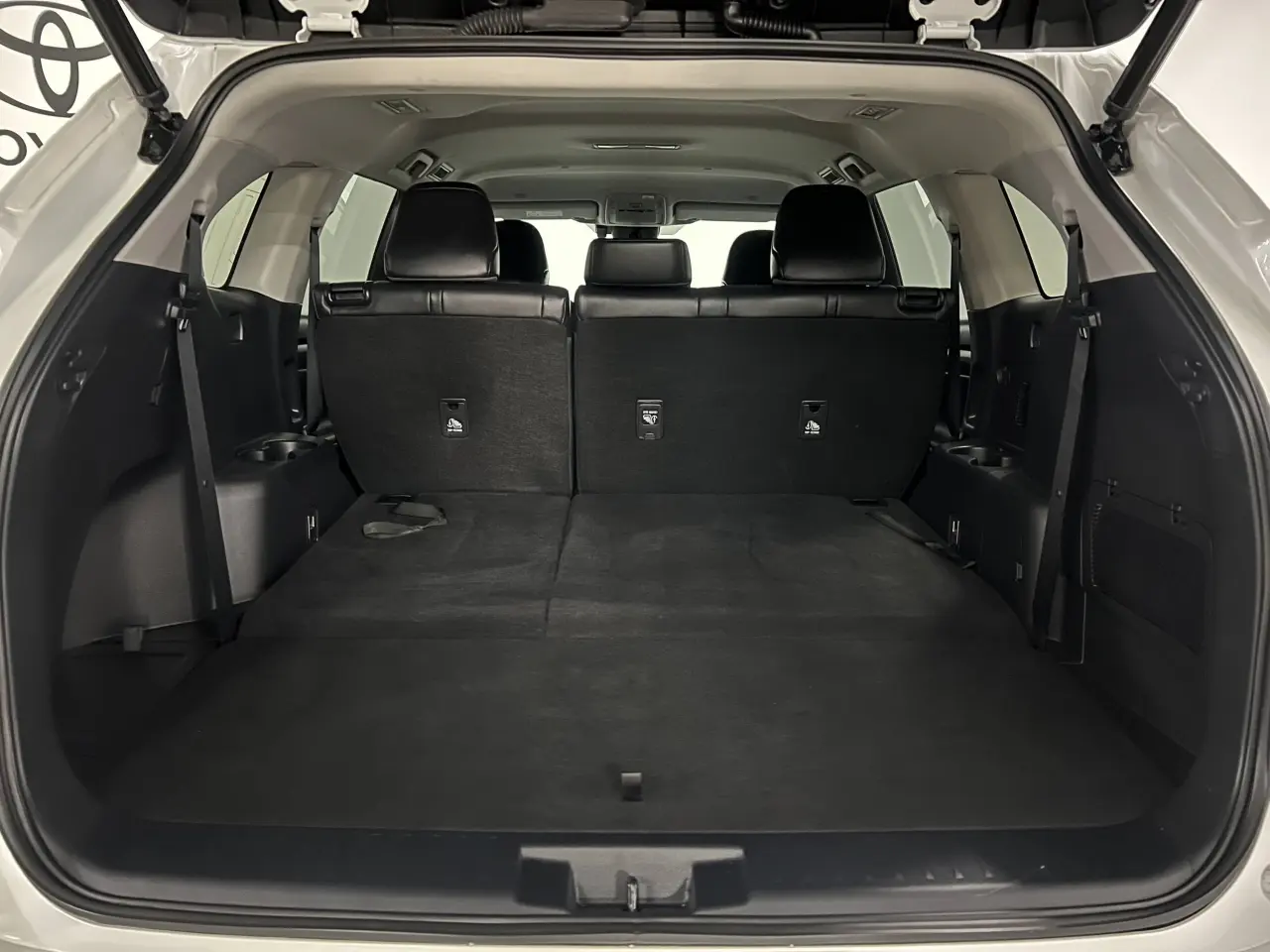 2022 TOYOTA KLUGER Gallery Image 12