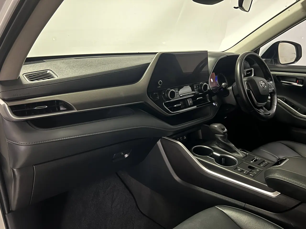 2022 TOYOTA KLUGER Gallery Image 15