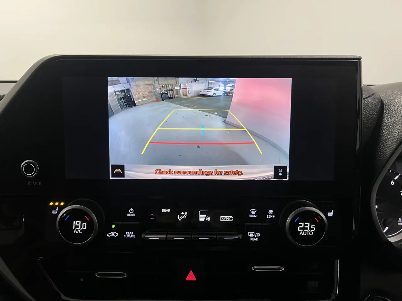 2022 TOYOTA KLUGER Gallery Image 19