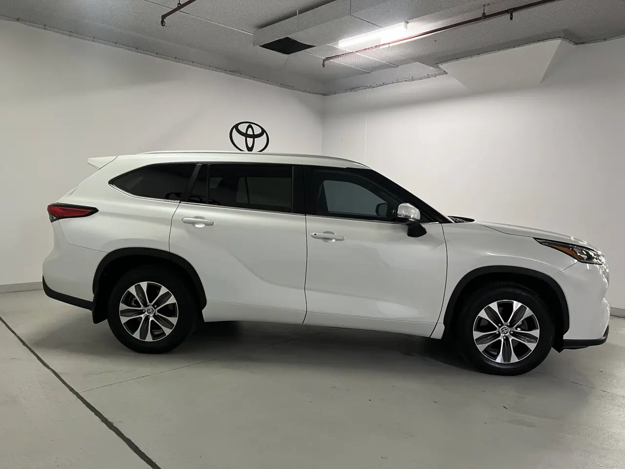 2022 TOYOTA KLUGER Gallery Image 4
