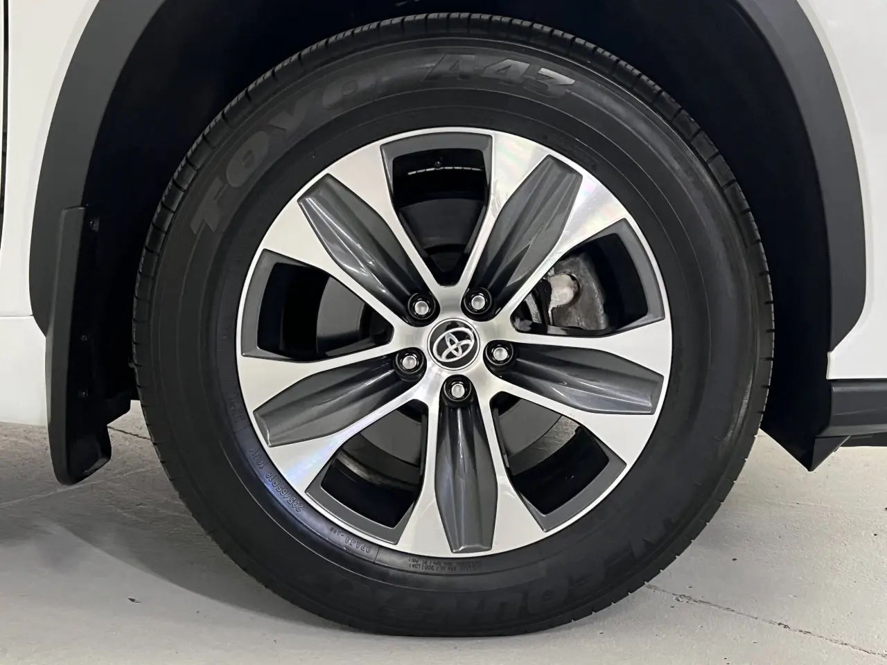 2022 TOYOTA KLUGER Gallery Image 5