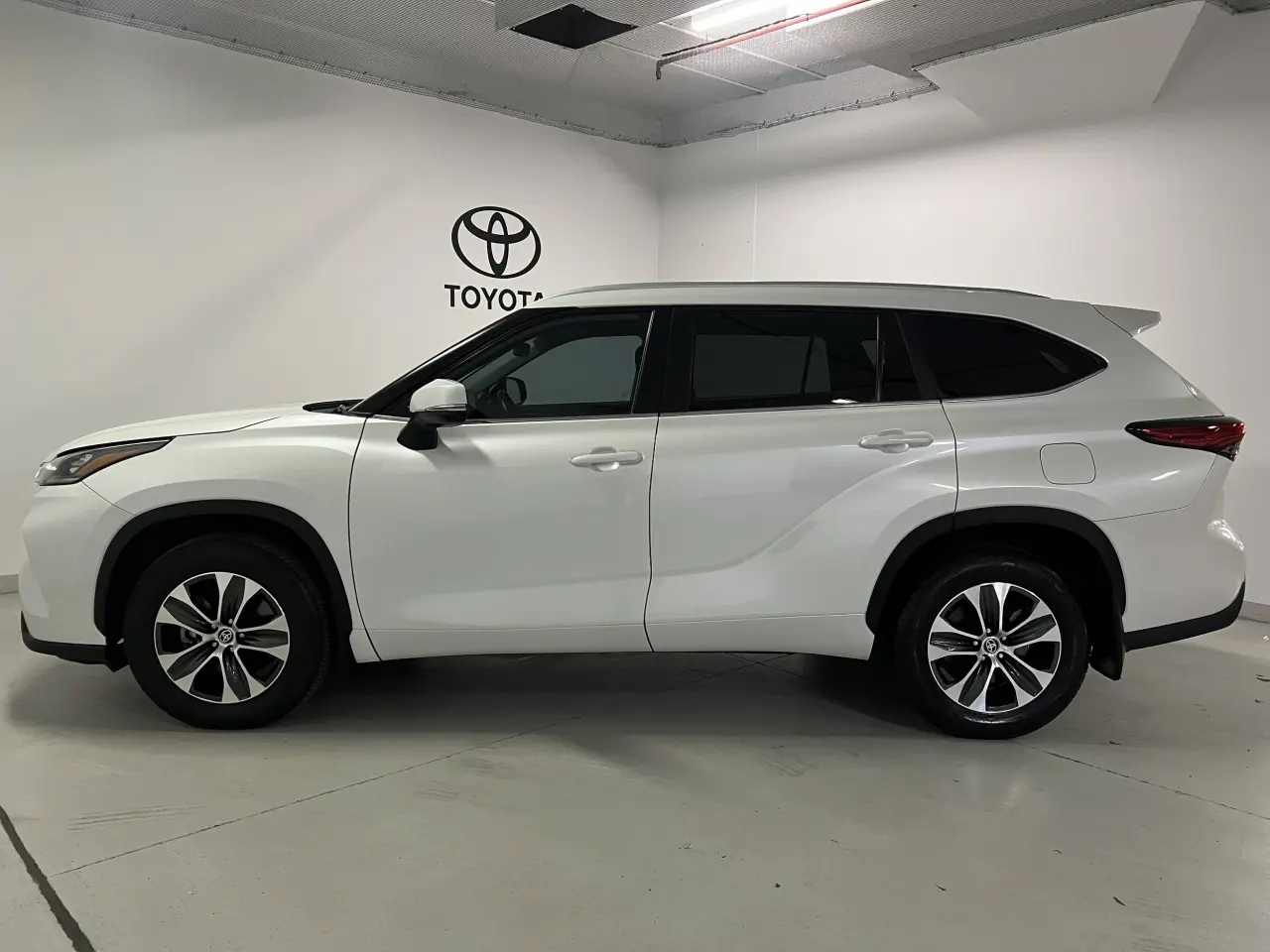 2022 TOYOTA KLUGER Gallery Image 9