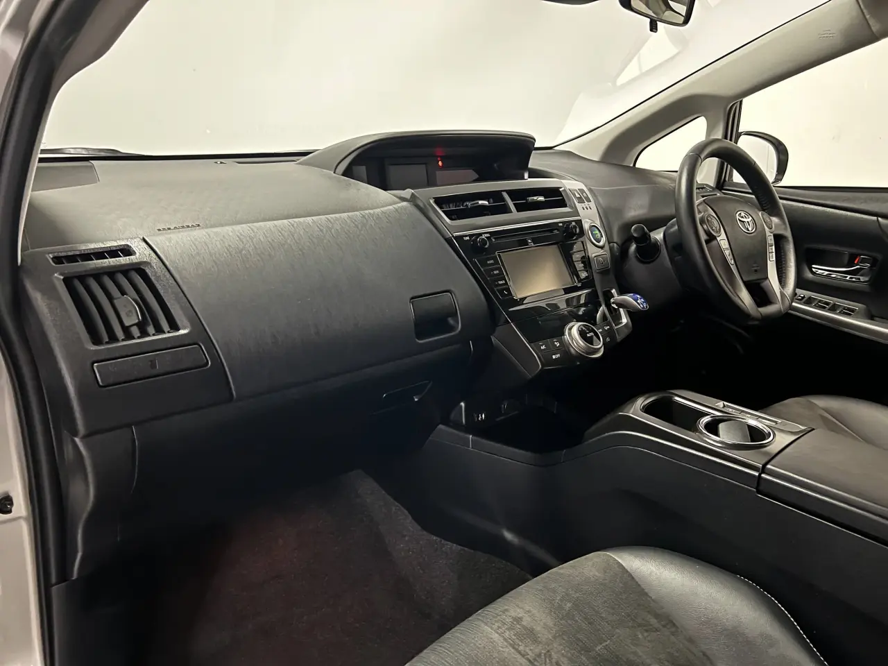 2018 TOYOTA PRIUS V Gallery Image 15