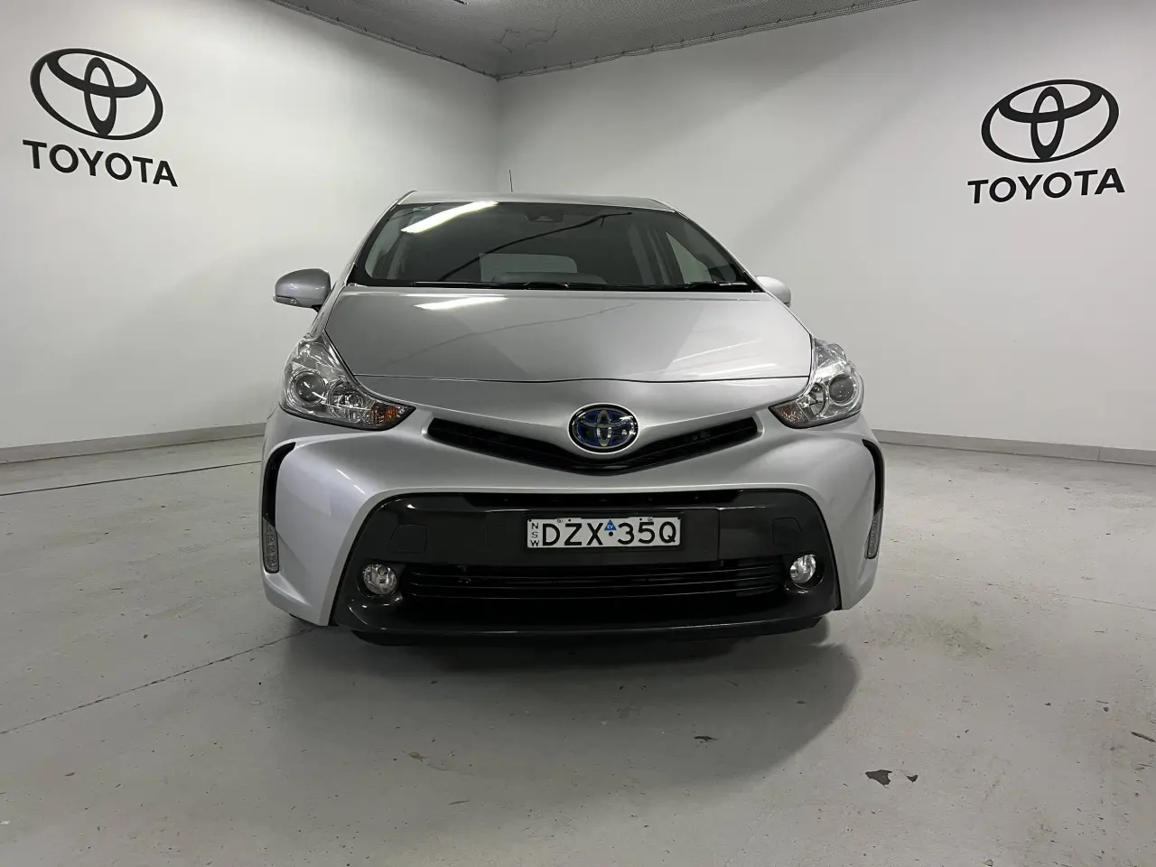 2018 TOYOTA PRIUS V Gallery Image 2