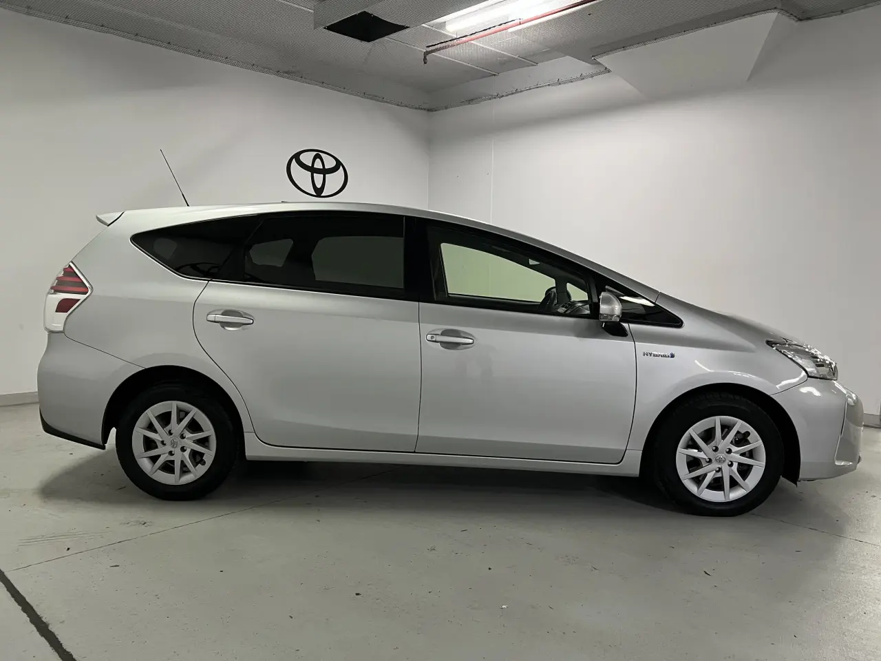 2018 TOYOTA PRIUS V Gallery Image 4