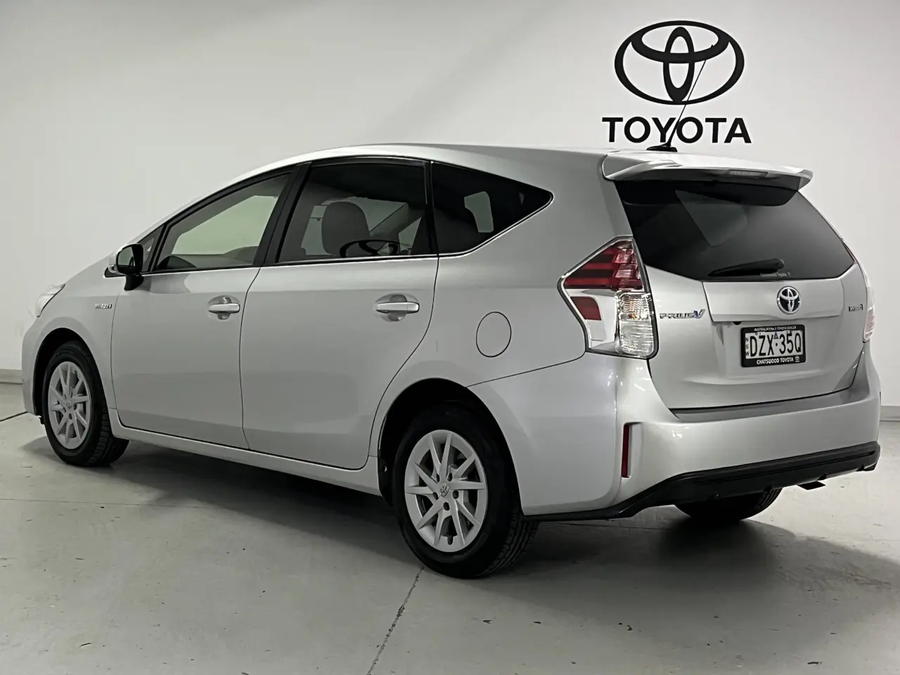 2018 TOYOTA PRIUS V Gallery Image 8