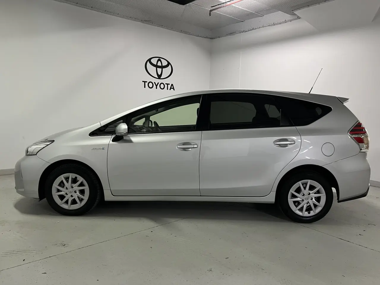 2018 TOYOTA PRIUS V Gallery Image 9