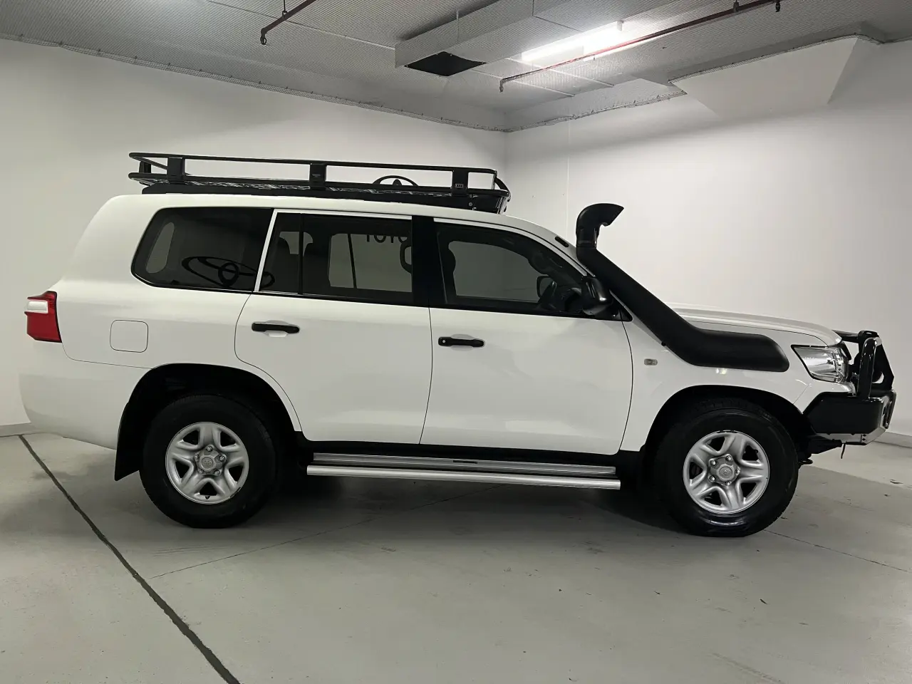 2019 TOYOTA LANDCRUISER Gallery Image 4