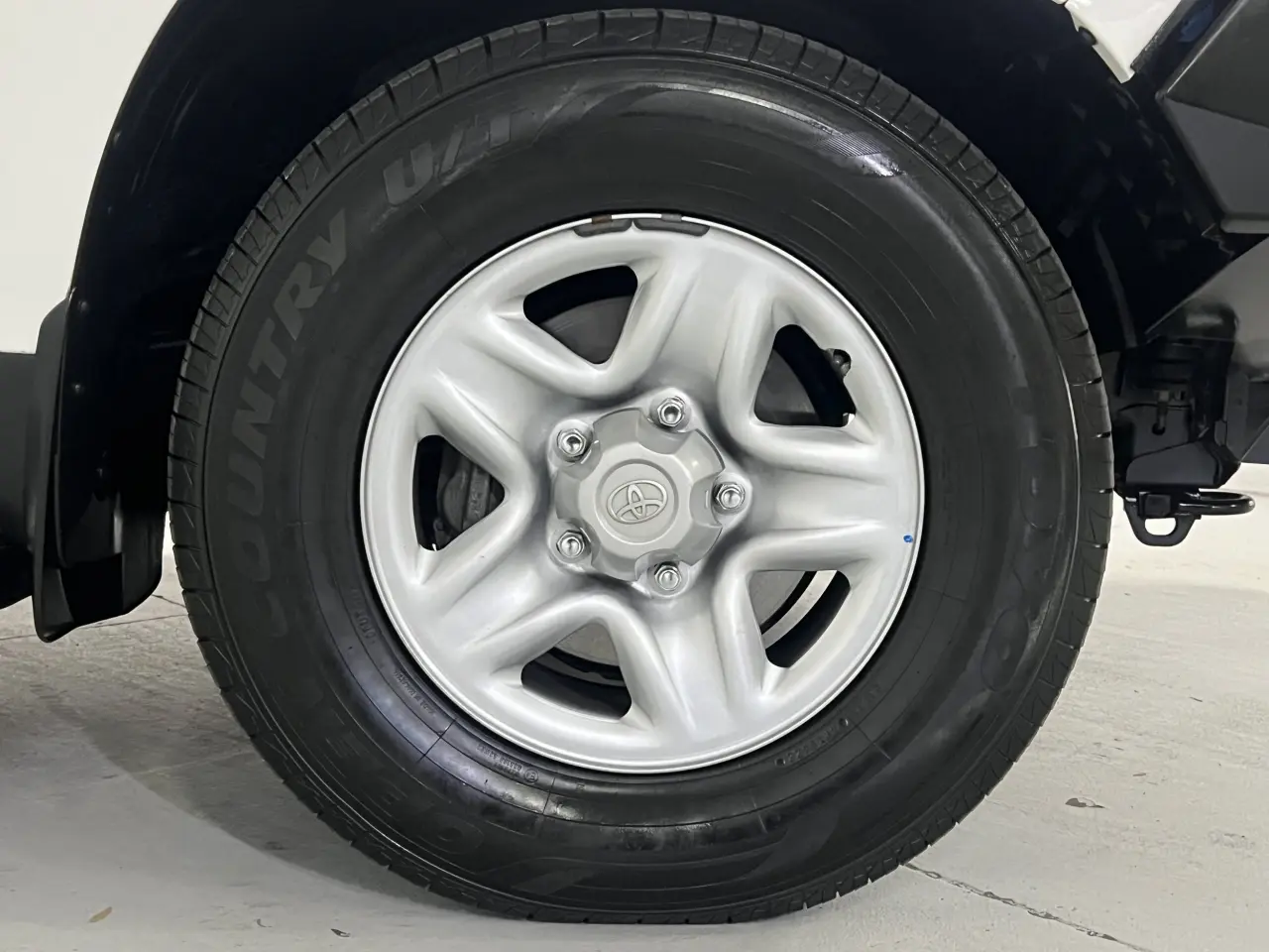 2019 TOYOTA LANDCRUISER Gallery Image 5