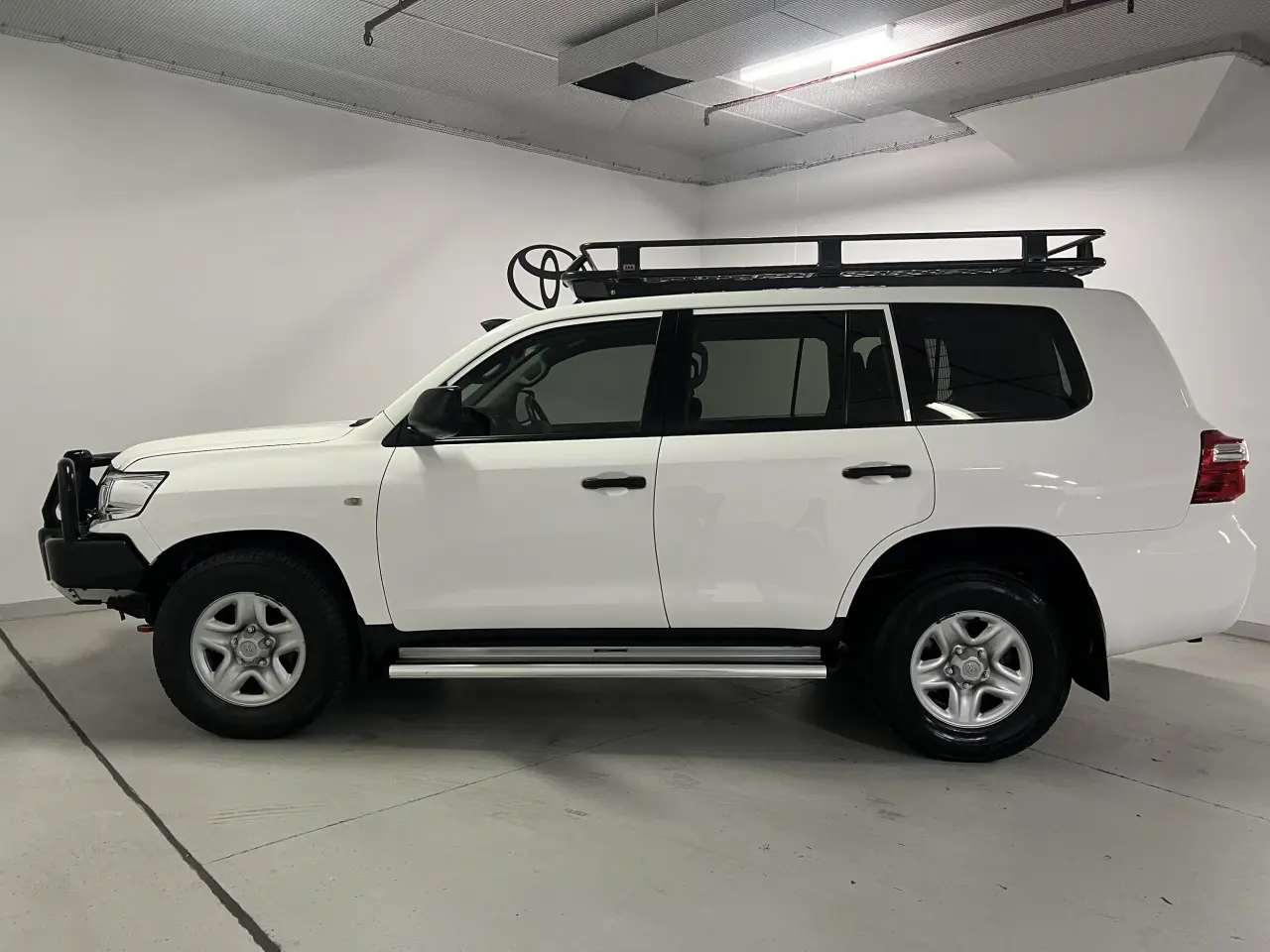 2019 TOYOTA LANDCRUISER Gallery Image 9