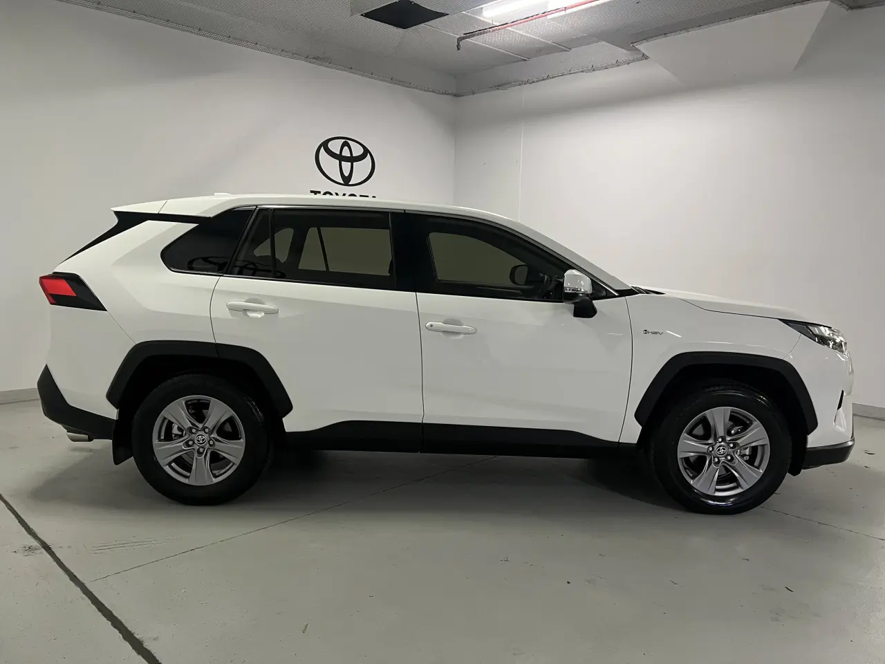 2025 TOYOTA RAV4 HYBRID Gallery Image 4