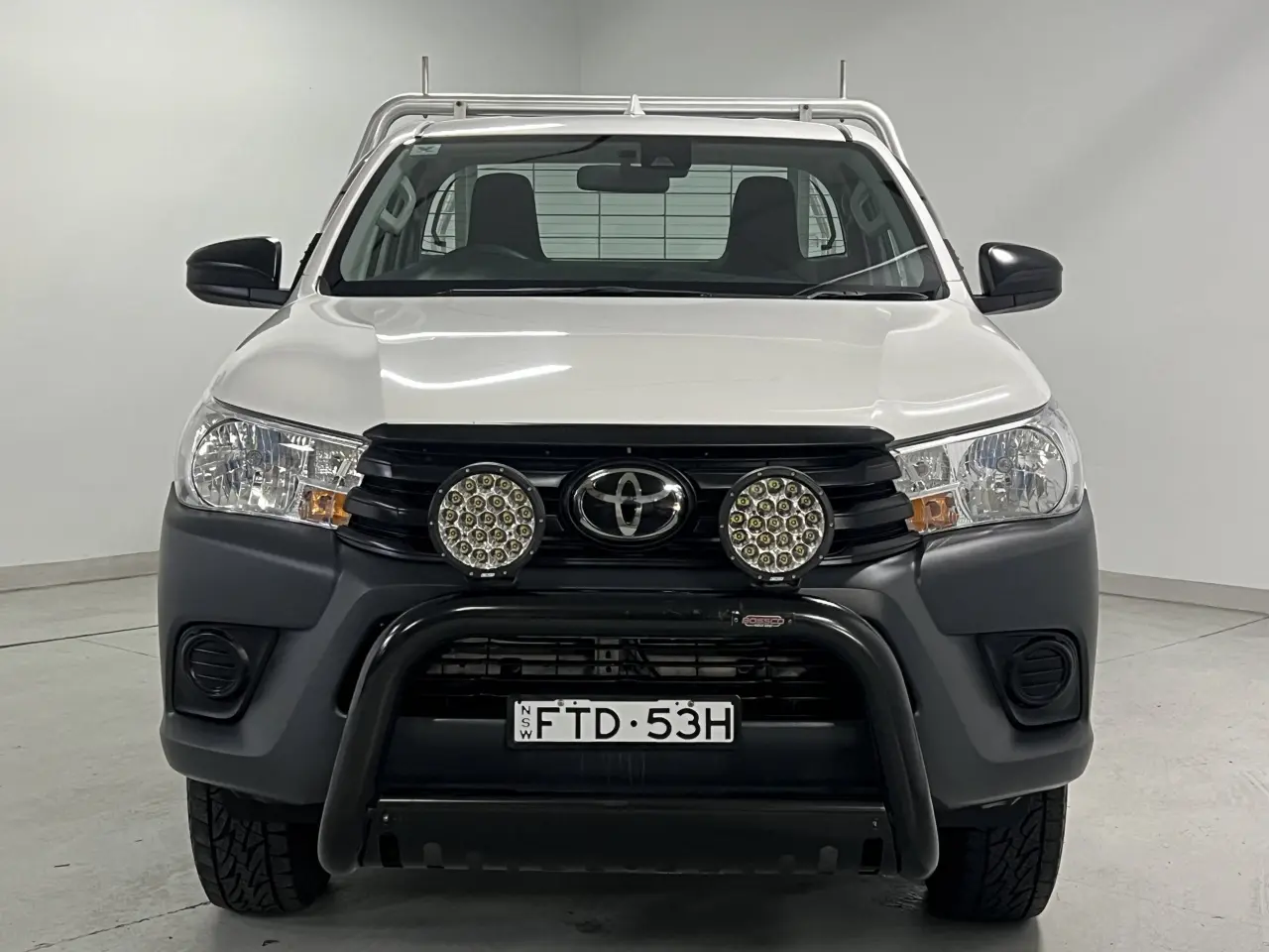2021 TOYOTA HILUX Gallery Image 3