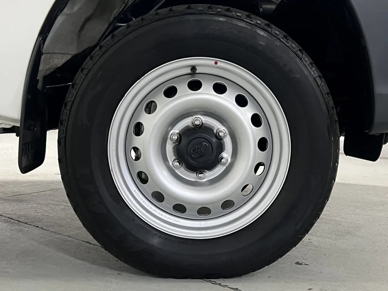 2021 TOYOTA HILUX Gallery Image 5