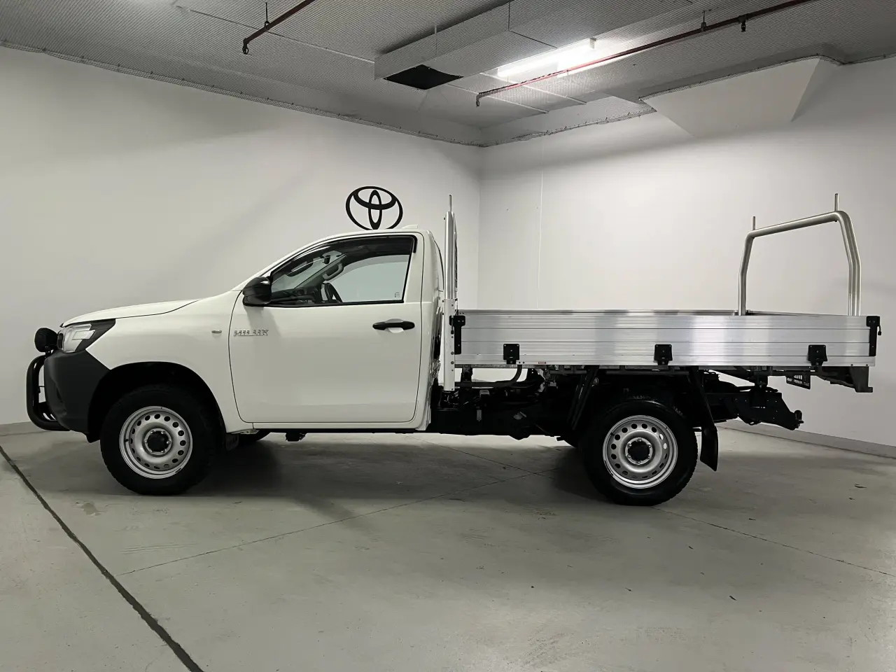 2021 TOYOTA HILUX Gallery Image 9