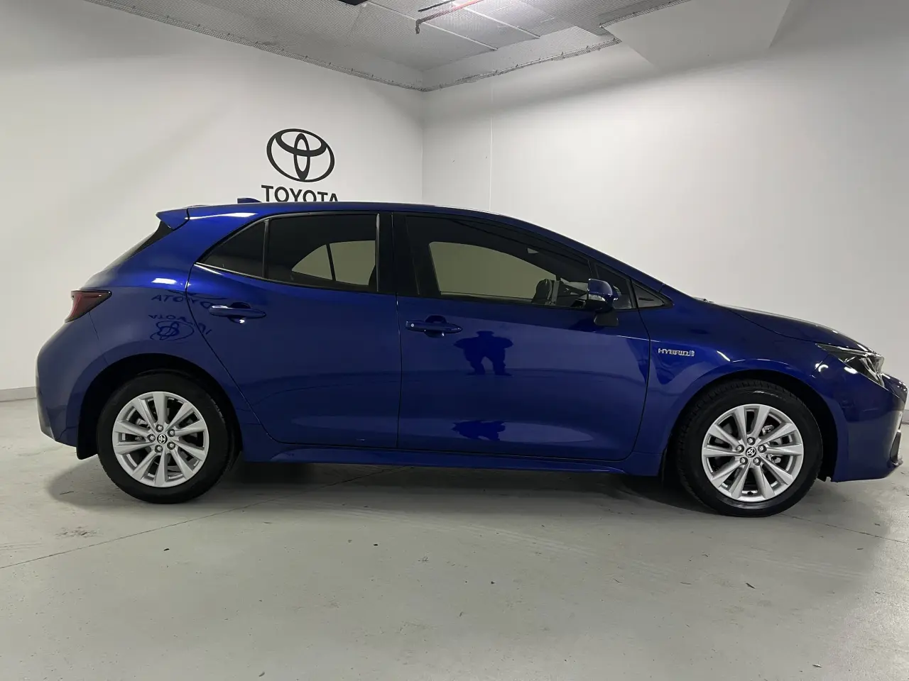 2023 TOYOTA COROLLA Gallery Image 4