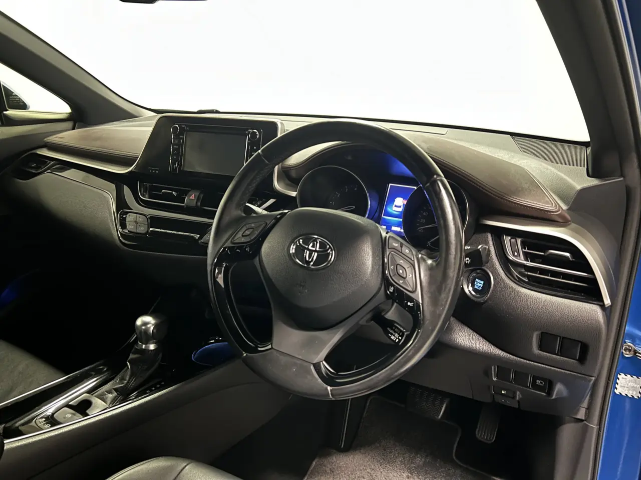 2017 TOYOTA C-HR Gallery Image 10