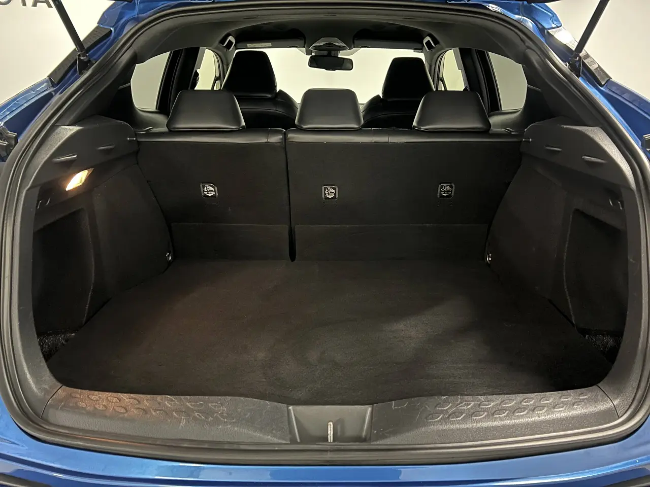 2017 TOYOTA C-HR Gallery Image 12