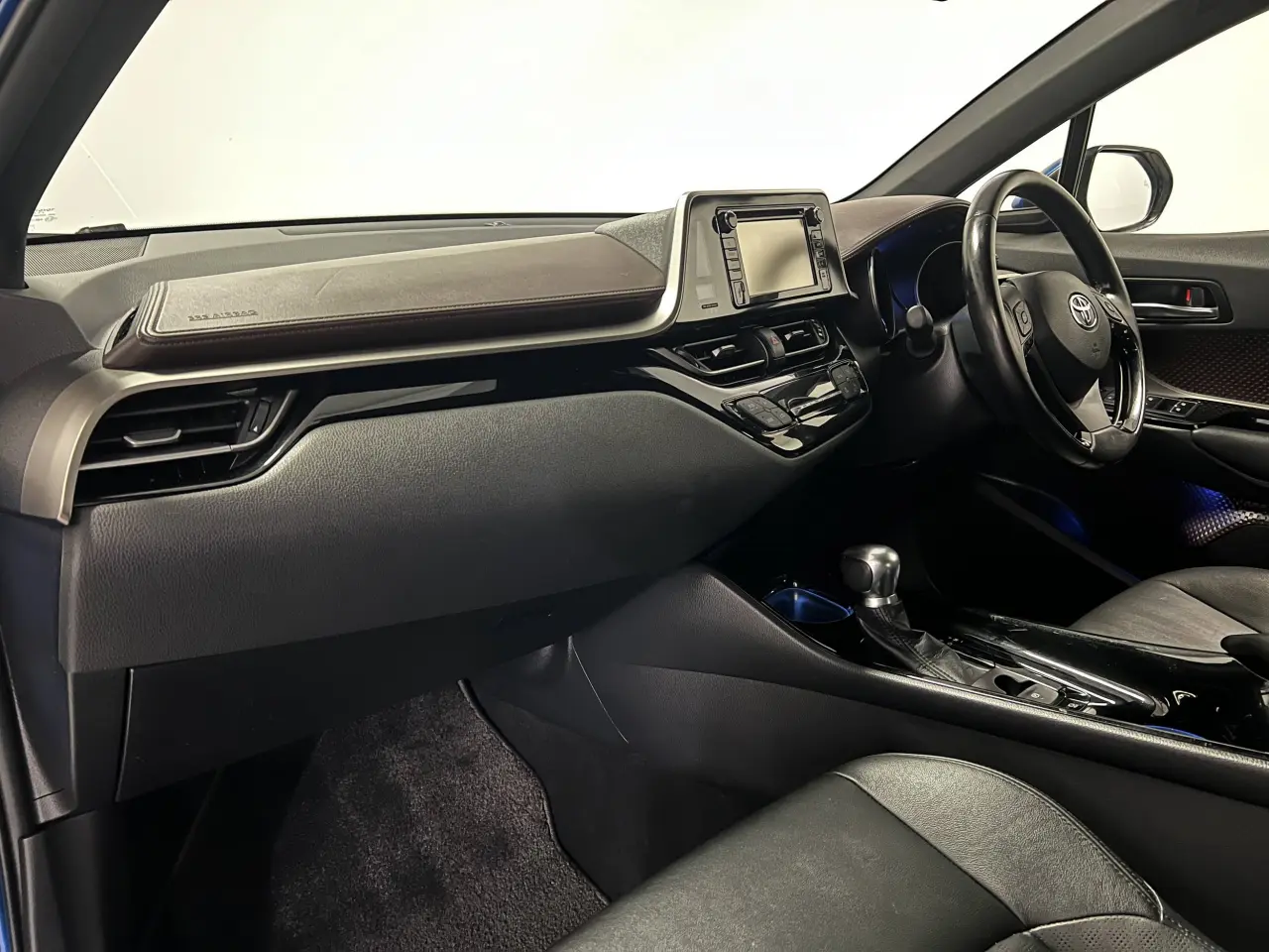 2017 TOYOTA C-HR Gallery Image 14