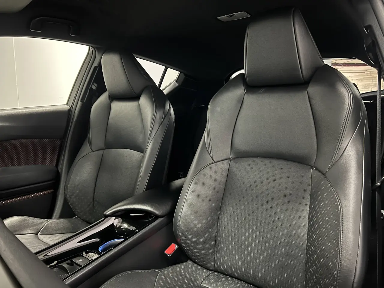 2017 TOYOTA C-HR Gallery Image 15