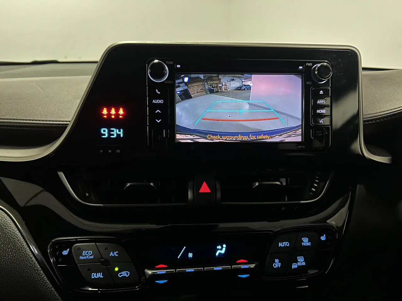 2017 TOYOTA C-HR Gallery Image 18