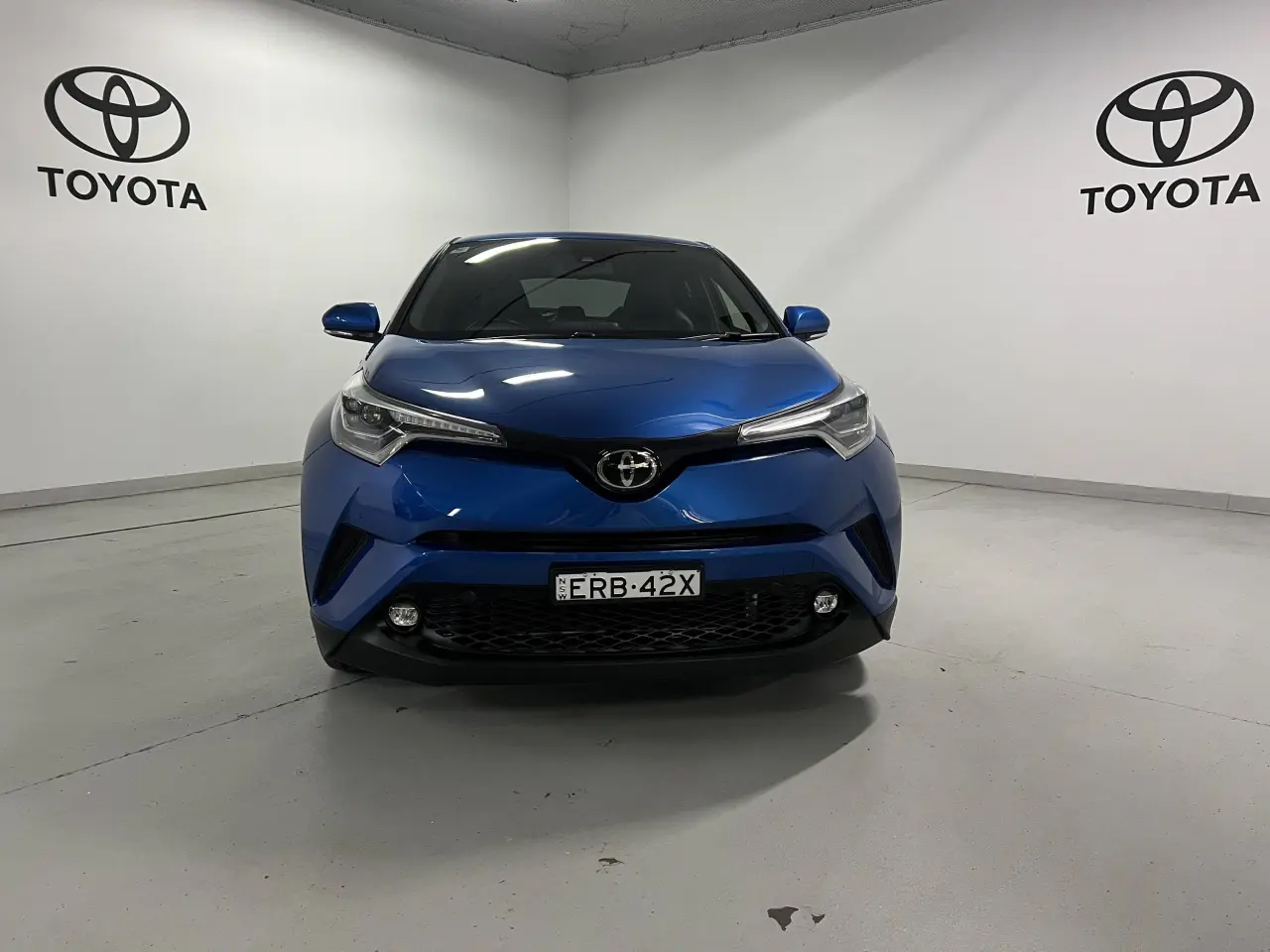 2017 TOYOTA C-HR Gallery Image 2