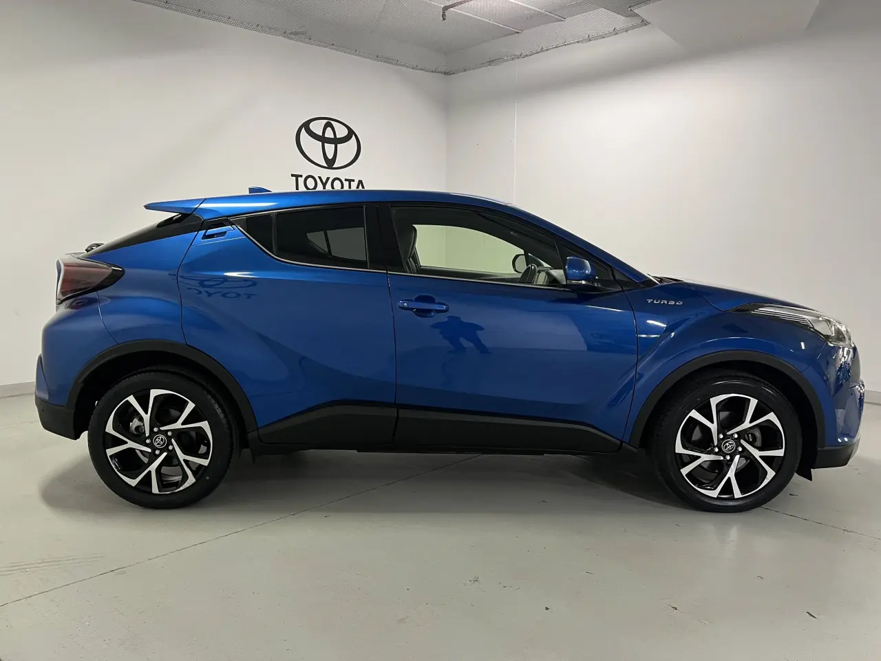 2017 TOYOTA C-HR Gallery Image 4
