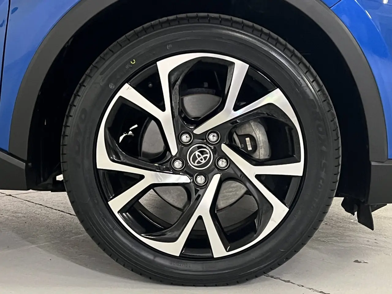 2017 TOYOTA C-HR Gallery Image 5