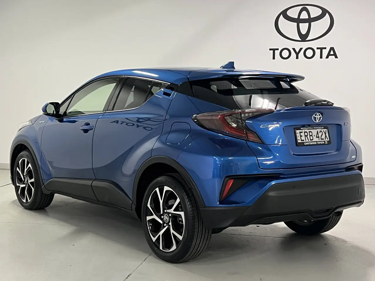 2017 TOYOTA C-HR Gallery Image 8