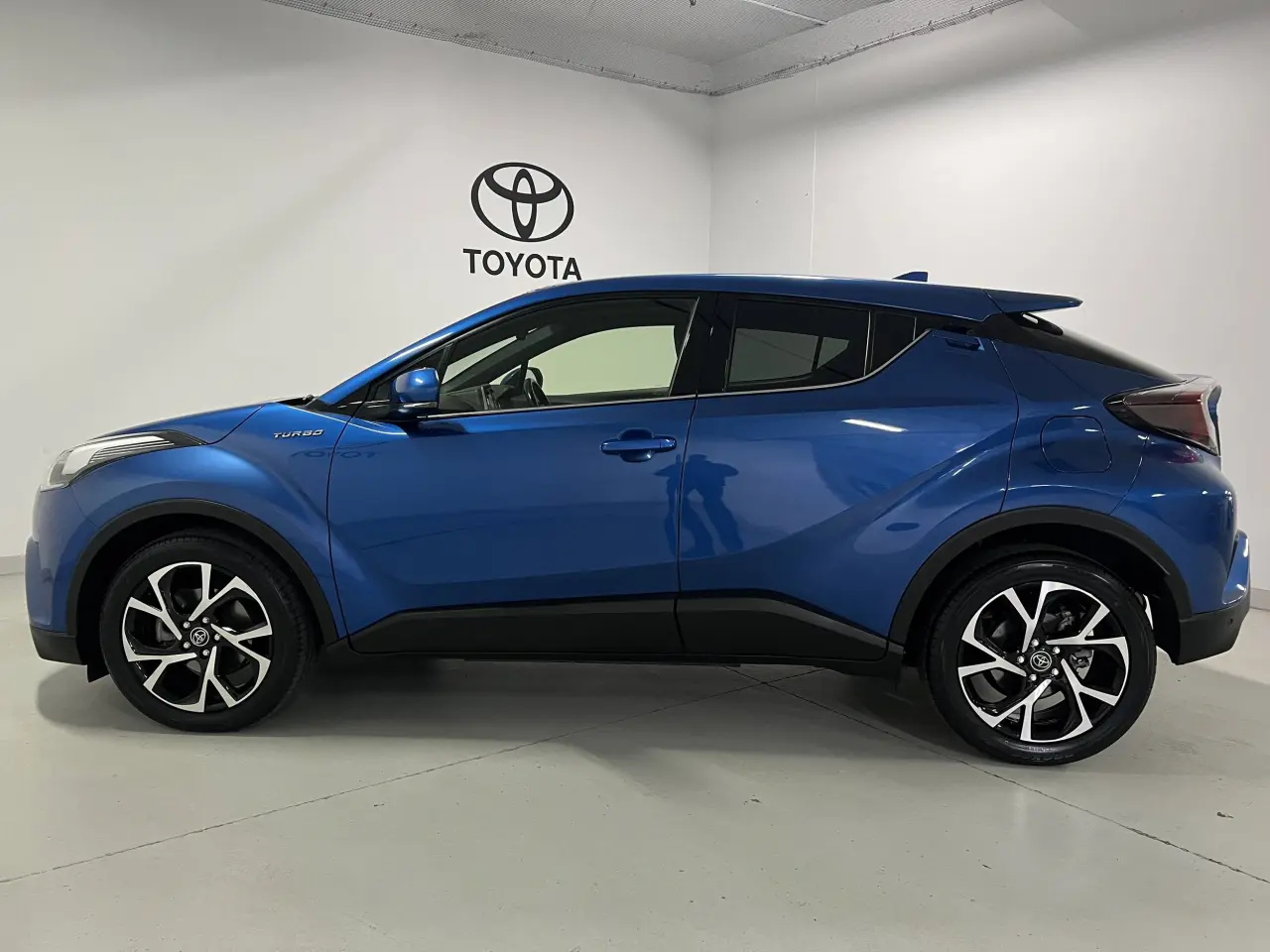 2017 TOYOTA C-HR Gallery Image 9