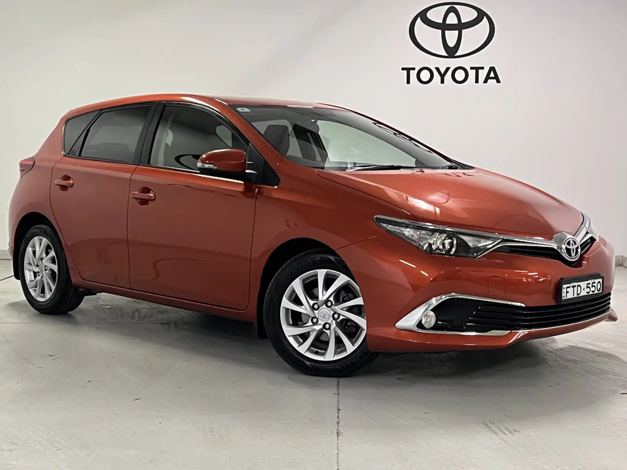2017 TOYOTA COROLLA Gallery Image 1